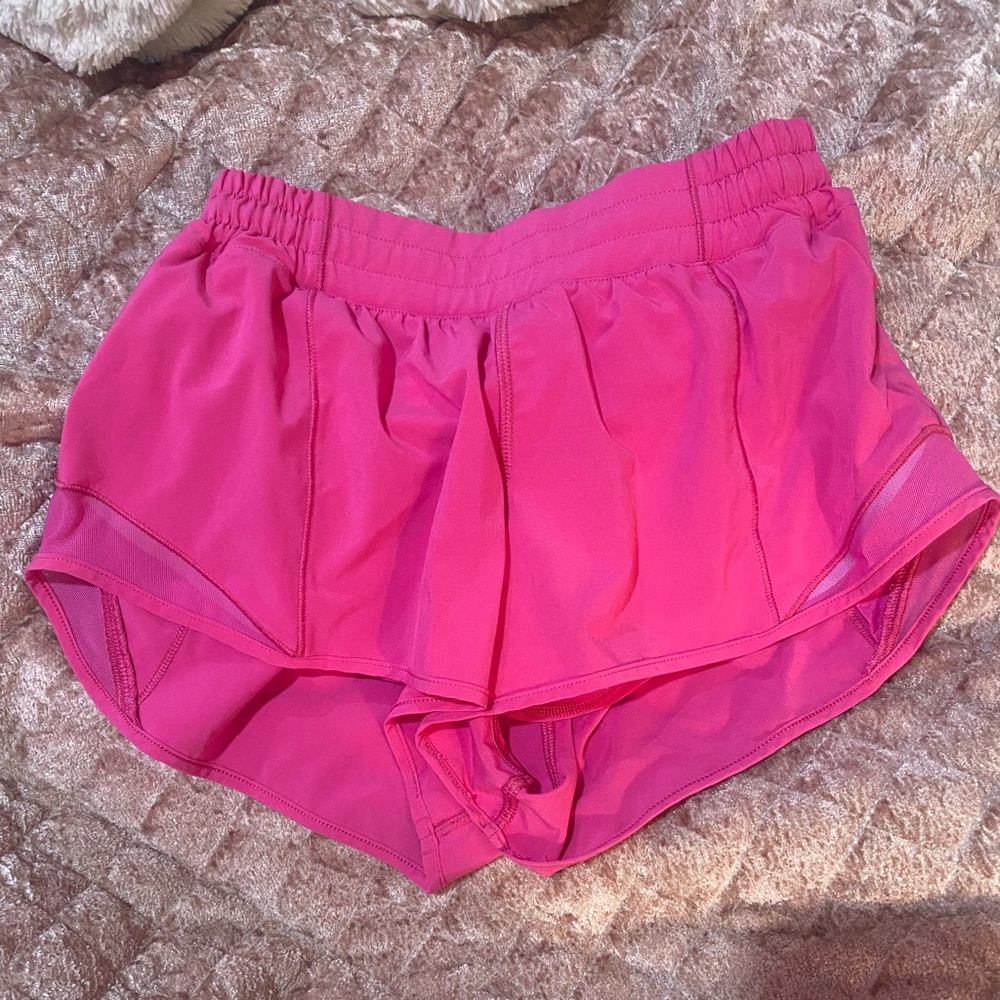 sonic pink Lululemon hotty hot shorts. 2.5 regular size 6💗💗💗